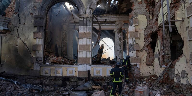 So wie hier im ukrainischen Kostjantyniwka wurde auch in Losowa der Bahnhof angegriffen und schwer beschädigt. (Archivbild) - Foto: Alex Babenko/AP/dpa