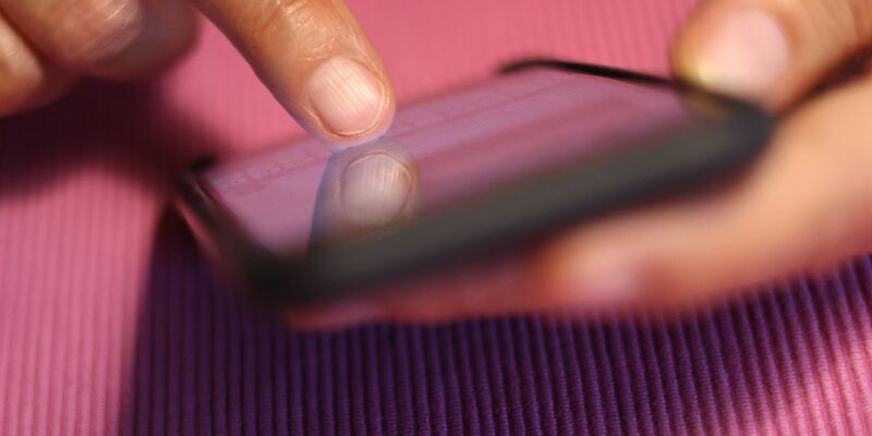 Die Deutschen verbringen sehr viel Zeit im Internet. Einer Befragung zufolge ist das für 98 Prozent der Befragten eine regelmäßige Aktivität. (Symbolbild) - Foto: Karl-Josef Hildenbrand/dpa