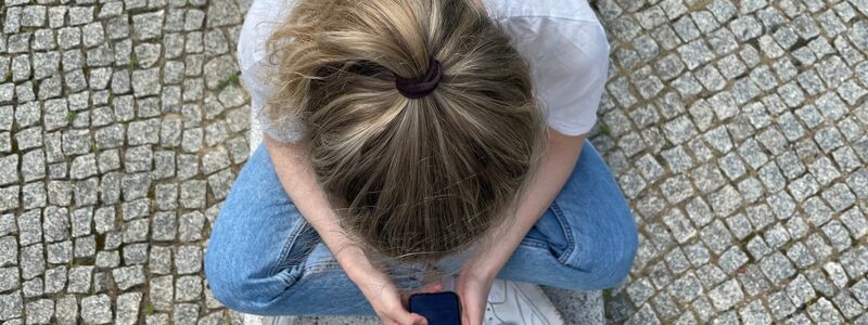 Die Deutschen verbringen sehr viel Zeit im Internet und lassen sich lieber berieseln als offline draußen oder mit Freunden aktiv zu sein. (Symbolbild) - Foto: Ricarda Dieckmann/dpa-tmn