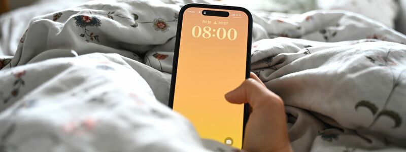 Eigentlich empfinden viele mehr Spaß an der Zeit mit dem Partner oder mit den Kindern, hängen aber stattdessen am Smartphone. (Symbolbild) - Foto: Elisa Schu/dpa