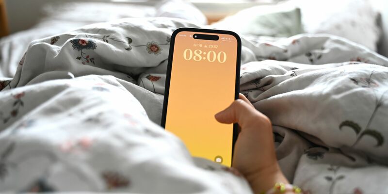 Eltern wollen laut einer neuen Umfrage ein Handy-Verbot an Schulen. (Symbolbild) - Foto: Elisa Schu/dpa
