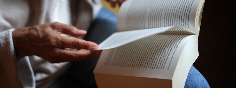 Das Lesen eines Buches wird noch immer gern gemacht. Gut jeder Dritte greift wie auch schon in den Vorjahren in seiner Freizeit regelmäßig zum Buch. (Symbolbild) - Foto: Karl-Josef Hildenbrand/dpa