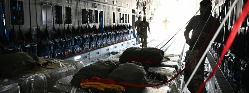 Mit Airbus-A400M-Maschinen bringt die Bundeswehr die Güter in den Luftraum über Gaza. - Foto: Sven Käuler/dpa