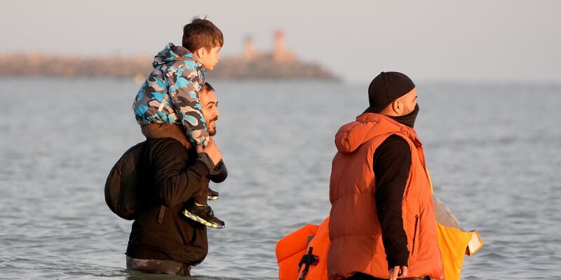 Die Bekämpfung der Migration über den Ärmelkanal ist in Großbritannien seit Jahren ein viel diskutiertes Thema. (Archivbild) - Foto: Gareth Fuller/PA Wire/dpa