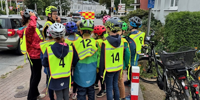 POL-HL: OH - Eutin / Ferienradfahrkurs der Polizei begeistert Kinder - Foto: presseportal.de