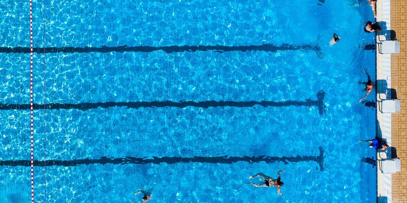 In manch einer Kommune ist für das Schwimmbad kein Geld mehr da. (Archivbild) - Foto: Christoph Reichwein/dpa