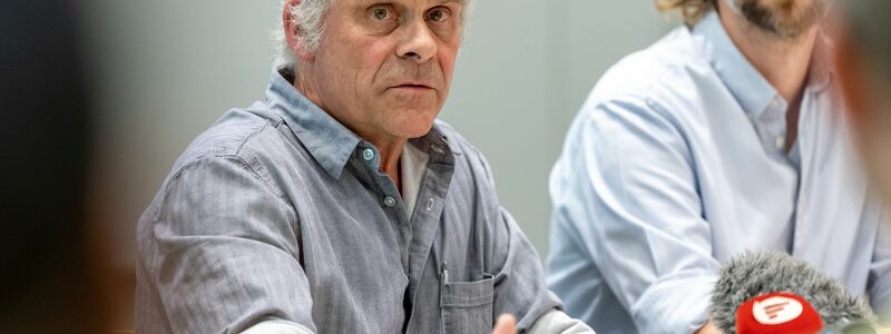 Der Direktor des Nürnberger Tiergartens, Dag Encke, hat nach der Tötung von Pavianen Morddrohungen erhalten. Rechts neben ihm sitzt sein Stellvertreter Jörg Beckmann. (Archivbild) - Foto: Daniel Karmann/dpa