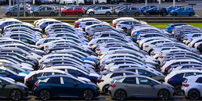 Im Juli kamen etwa elf Prozent mehr Neuwagen auf die Straßen in Deutschland als im Vorjahresmonat. (Archivbild) - Foto: Hendrik Schmidt/dpa