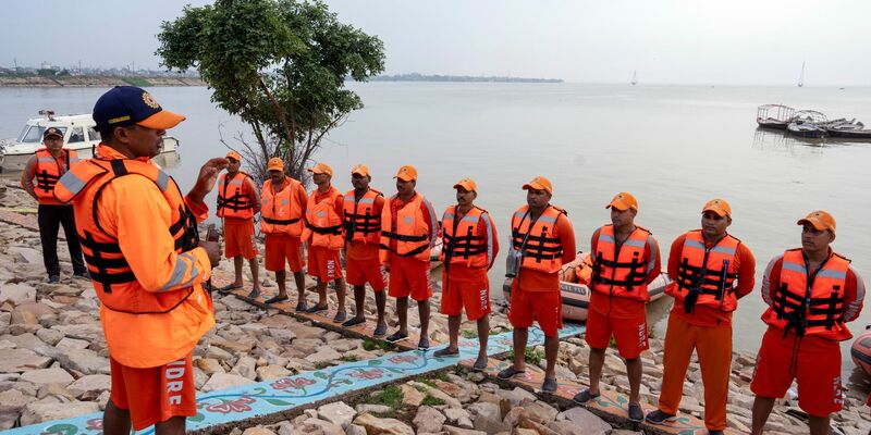 Ein Teamleiter informiert Mitglieder des indischen Katastrophenschutzes über Rettungsmaßnahmen in überschwemmten Gebieten.  - Foto: Rajesh Kumar Singh/AP/dpa