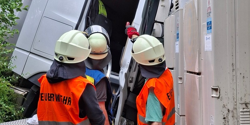 KFV-CW: LKW stürzt Böschung hinunter / Fahrer schwer verletzt / Straße bis frühen Abend gesperrt - Foto: presseportal.de