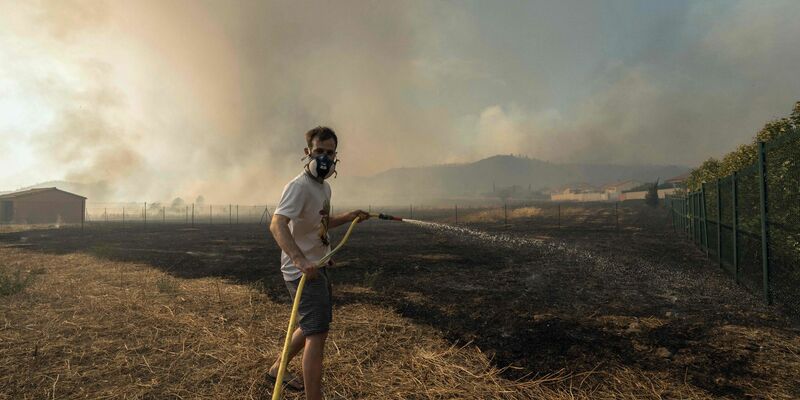 Das Feuer in Südfrankreich breitete sich rapide aus. - Foto: Idriss Bigou-Gilles/AFP/dpa