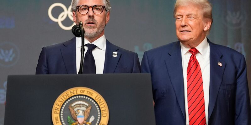 Olympia-Orgsanisationschef Wasserman (l) lobte Trumps Entscheidung zur Einrichtung einer Taskforce. - Foto: Alex Brandon/AP/dpa