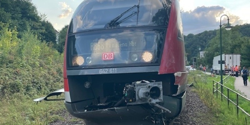 POL-PIWFB: Zug kollidiert mit Sattelzug - Foto: presseportal.de