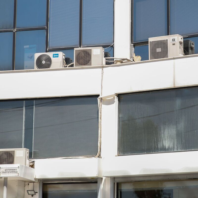 Fügen sich optisch nicht immer gut in die Umgebung ein, wirken aber: Klimageräte. (Archivbild) - Foto: Socrates Baltagiannis/dpa