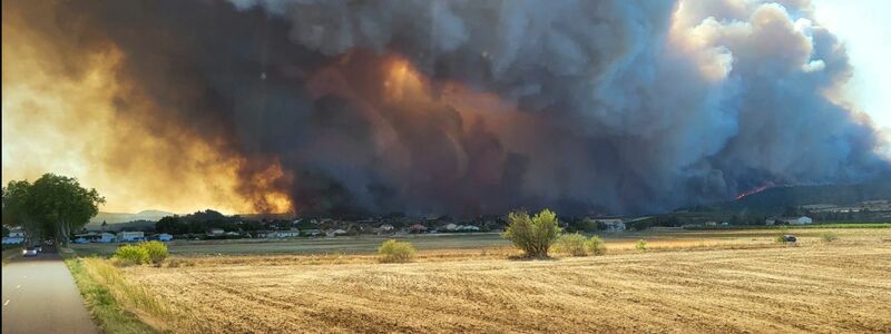Die Feuerwehr kämpft in Südfrankreich weiter gegen die Flammen. - Foto: Uncredited/Securite Civile/AP/dpa