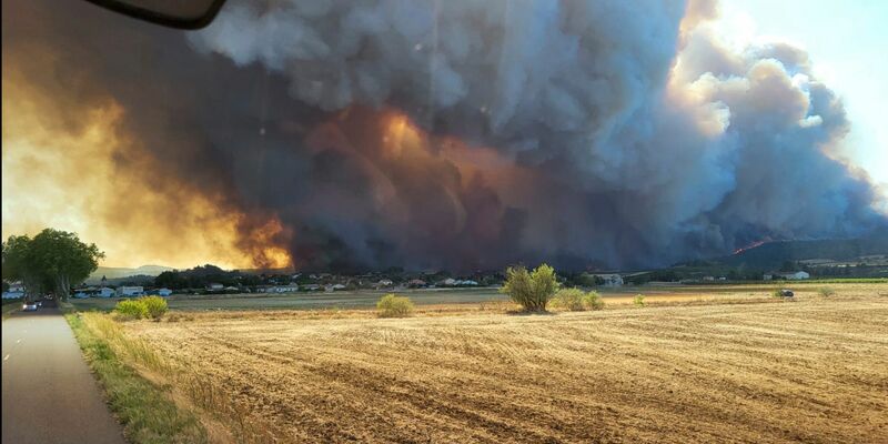 Die Löscharbeiten aus der Luft wurden am Morgen wieder aufgenommen. - Foto: Uncredited/Securite Civile/AP/dpa