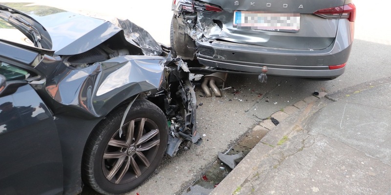 POL-HX: Auf geparkten Pkw aufgefahren - Beifahrerin leicht verletzt - Foto: presseportal.de
