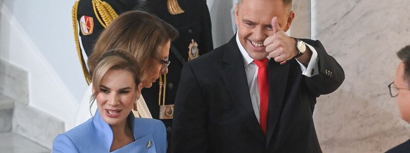 Polens neuer Präsident Karol Nawrocki, hier im Bild mit seiner Frau Marta, hat den Amtseid abgelegt. (Foto aktuell) - Foto: Piotr Nowak/PAP/dpa