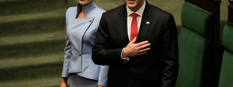 Polens neuer Präsident Karol Nawrocki, hier im Bild mit seiner Frau Marta, hat den Amtseid abgelegt. (Foto aktuell) - Foto: Czarek Sokolowski/AP/dpa