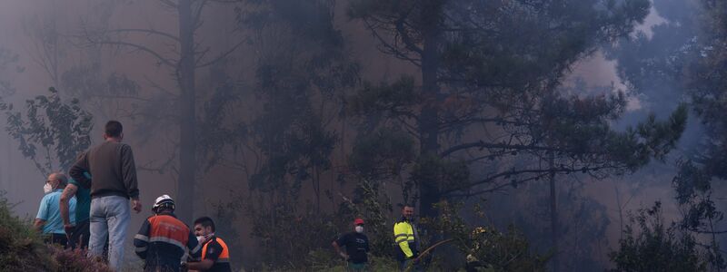 Zur Bekämpfung des Feuers wurden insgesamt 125 Einsatzkräfte mobilisiert. - Foto: Gustavo De La Paz/EUROPA PRESS/dpa