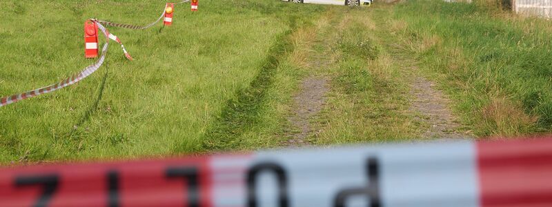 Der Fundort ist abgesperrt. - Foto: Thomas Frey/dpa