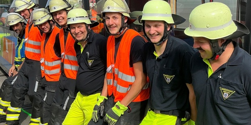 FW-M: Straßenbahn und Lkw kollidiert (Neuhausen-Nymphenburg) - Foto: presseportal.de