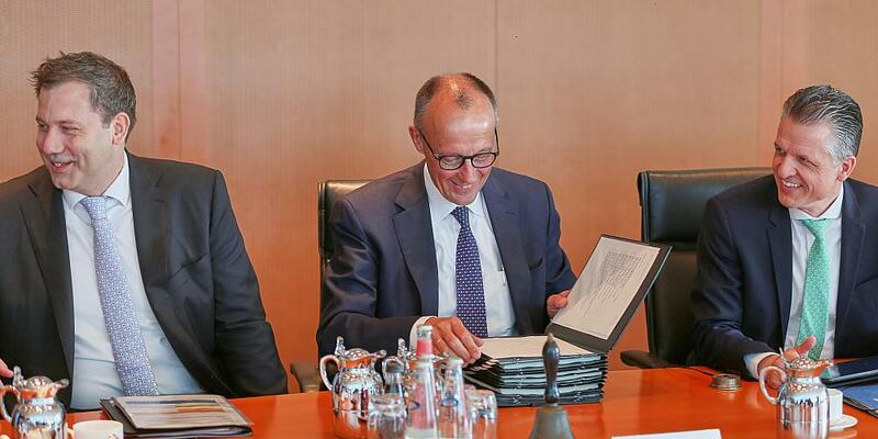 Lars Klingbeil, Friedrich Merz und Thorsten Frei bei der Kabinettssitzung am 06.08.2025 - Foto: über dts Nachrichtenagentur