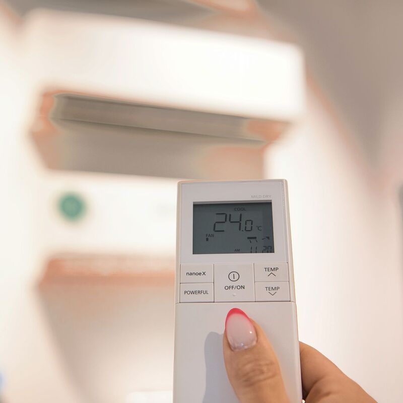  24 Grad: Mithilfe einer Fernbedienung wird die Temperatur einer Klimaanlage im Showroom einer Berliner Firma reguliert. - Foto: Paul Zinken/dpa