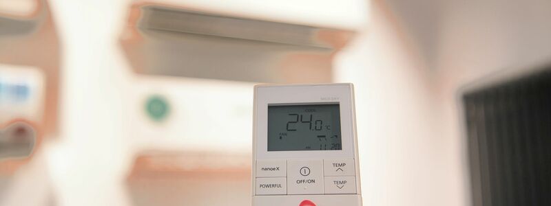  24 Grad: Mithilfe einer Fernbedienung wird die Temperatur einer Klimaanlage im Showroom einer Berliner Firma reguliert. - Foto: Paul Zinken/dpa