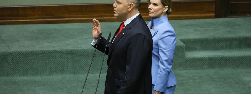 Polens neuer Präsident Karol Nawrocki, hier im Bild mit seiner Frau Marta, hat den Amtseid abgelegt. (Foto aktuell) - Foto: Pawel Supernak/PAP/dpa