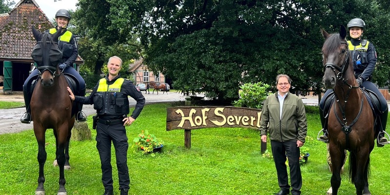 POL-CE: Polizeistreife hoch zu Ross Polizeireiterinnen patrouillieren wieder im Naturpark Südheide - Foto: presseportal.de