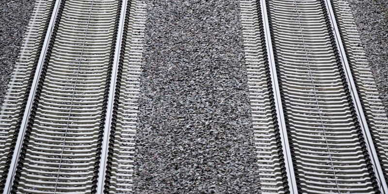 Bund dämpft Anstieg für Schienenmaut (Archivbild). - Foto: Julian Stratenschulte/dpa