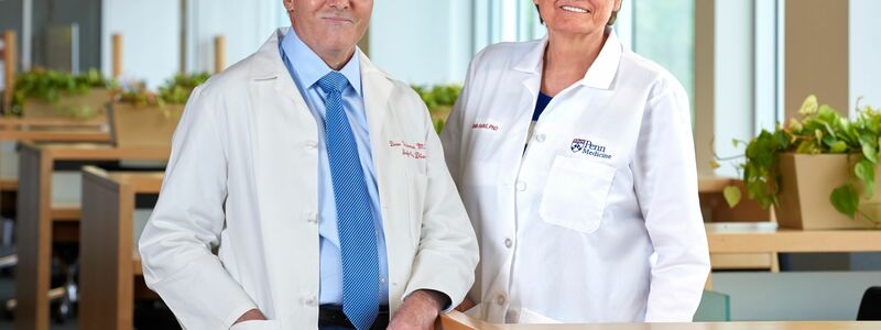 Katalin Karikó (r) und Drew Weissman haben 2023 für grundlegende Arbeiten zur mRNA-Technik den Nobelpreis für Medizin erhalten. (Archivbild) - Foto: Peggy Peterson/Penn Medicine/AP/dpa