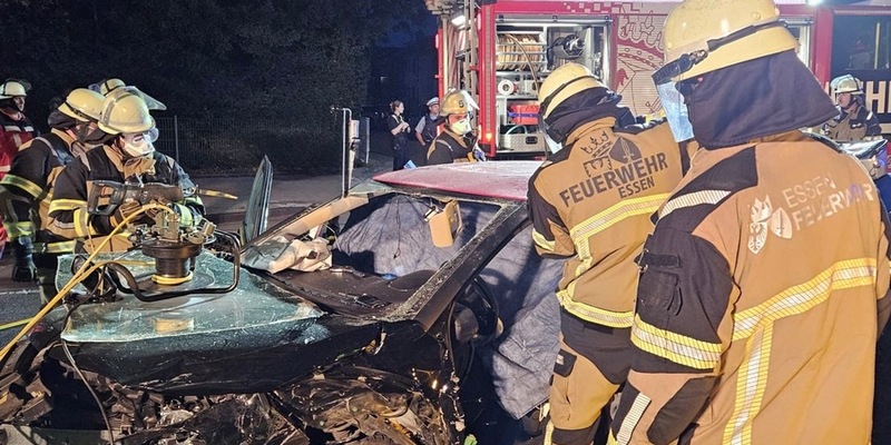 FW-E: Schwerer Verkehrsunfall - zwei Personen durch technische Rettung aus Pkw befreit - Foto: presseportal.de