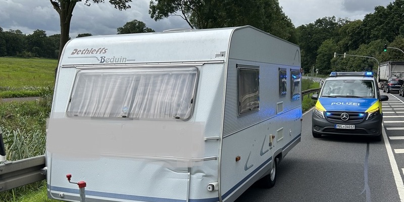 POL-NB: Wohnanhänger löst sich während der Fahrt - Foto: presseportal.de