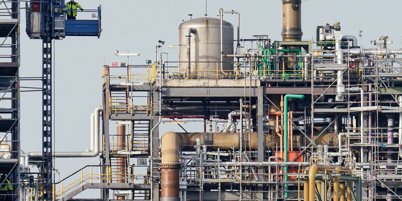 Die Stimmung in der Chemischen Industrie ist abgestürzt. (Archivbild) - Foto: Uwe Anspach/dpa