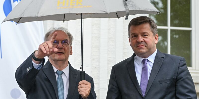 Ministerpräsident Reiner Haseloff (CDU) und Wirtschaftsminister Sven Schulze (CDU). (Archivbild) - Foto: Hendrik Schmidt/dpa