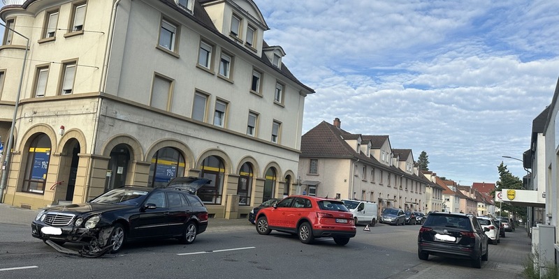 FW Weinheim: Verkehrsunfall mit mehreren PKW auf der Mannheimer Straße - Foto: presseportal.de