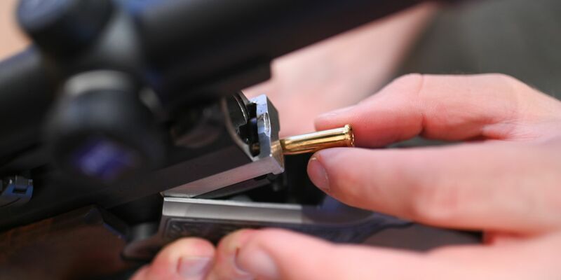 Bei einem 60-jährigen Mann in Lübtheen hat die Polizei nach eigenen Angaben Waffen und Sprengstoff sichergestellt. (Symbolbild) - Foto: Marius Bulling/dpa