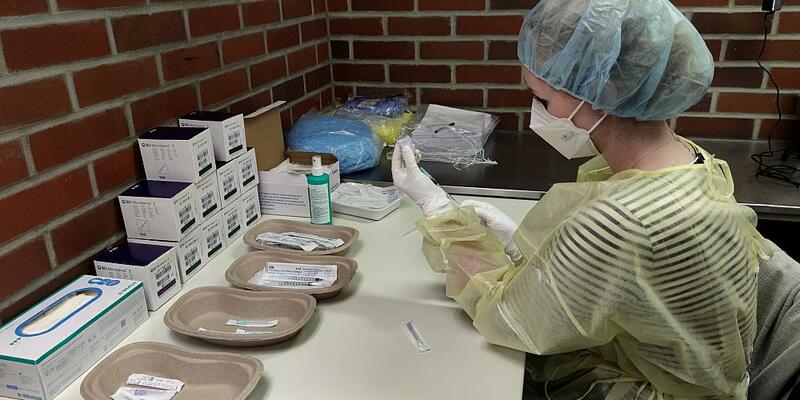 Impfspritzen werden aufgezogen (Archiv) - Foto: über dts Nachrichtenagentur