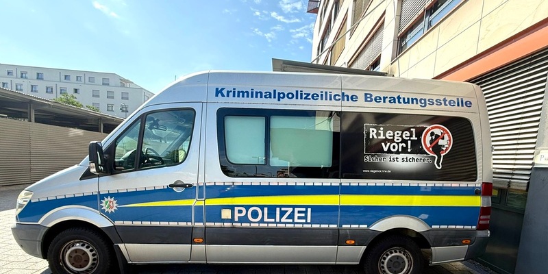 POL-EU: Polizei Euskirchen informiert beim Brunnenfest in Mechernich - Erstmaliger Fahrzeugeinsatz der mobilen Beratungsstelle - Foto: presseportal.de