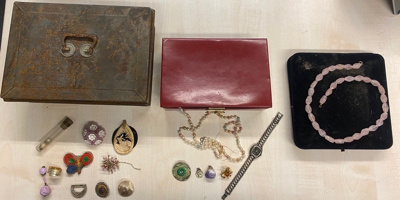 POL-FL: Schleswig: Fund von Schmuck - Polizei sucht Eigentümer - Foto: presseportal.de