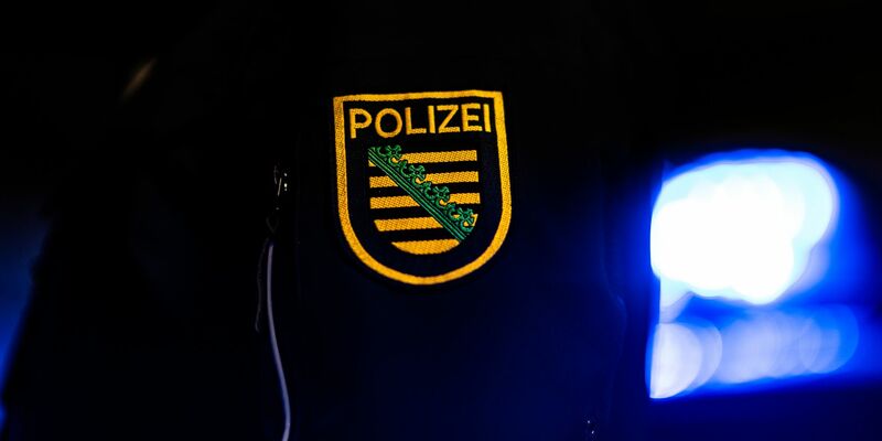 «Corona-Spaziergang»: Polizist aus Beamtendienst entfernt (Symbolbild). - Foto: Robert Michael/dpa