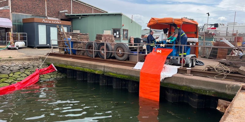 THW HH MV SH: Ölunfall im Büsumer Hafen: THW weiterhin im Einsatz zur Gefahrenabwehr - Foto: presseportal.de