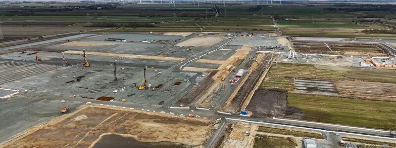 Blick auf die Baustelle bei Heide, wo die hiesige Northvolt-Fabrik entstehen soll. (Archivbild) - Foto: Christian Charisius/dpa