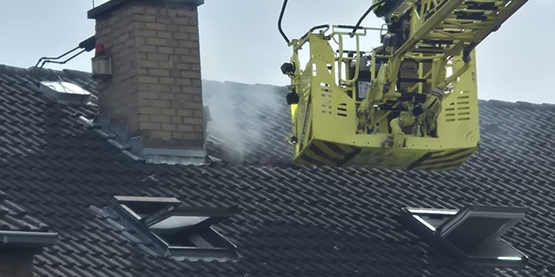FW Ratingen: Ratinger Feuerwehr löscht Schwelbrand im Dachbereich - Überörtliche Unterstützung in Monheim - Foto: presseportal.de
