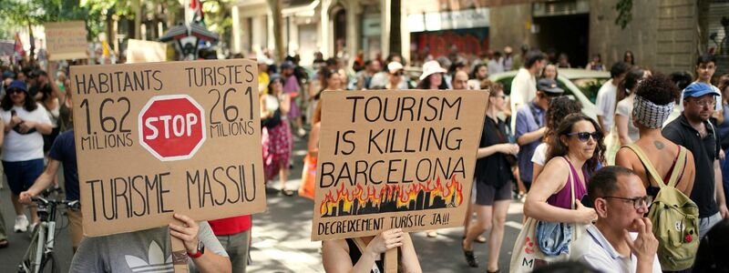 Barcelona will  zum Beispiel bis Ende 2028 die Vermietung von Ferienwohnungen komplett abschaffen. (Archivbild) - Foto: Pau Venteo/AP/dpa
