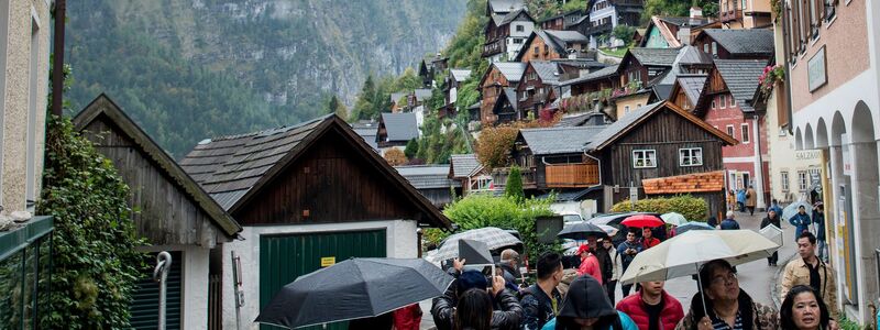 Klein, charmant und überfüllt: Hallstatt ist bei vielen Touristen sehr beliebt. (Archivbild) - Foto: Christian Bruna/EPA/dpa