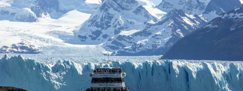 Touristen fahren durch den Lago Argentino an den Gletscher Perito Moreno. - Foto: Fede J. Ciarallo/dpa