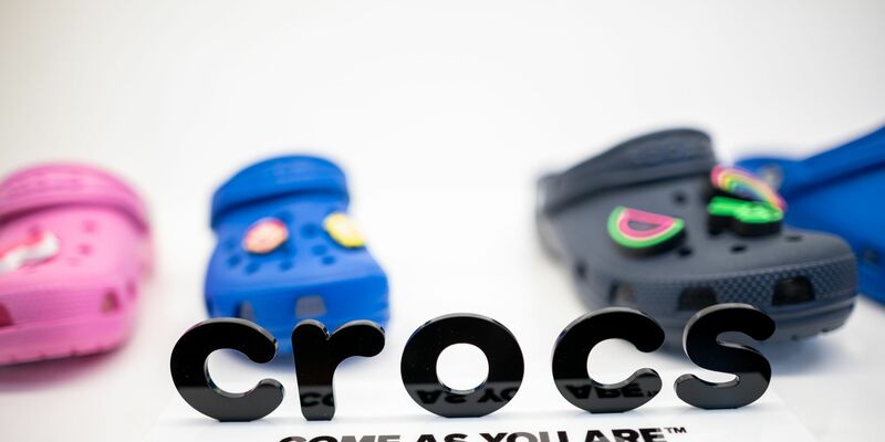 Die Crocs-Macher verschreckten die Anleger mit der Aussicht auf einen Umsatzrückgang. (Archivbild) - Foto: Fabian Strauch/dpa